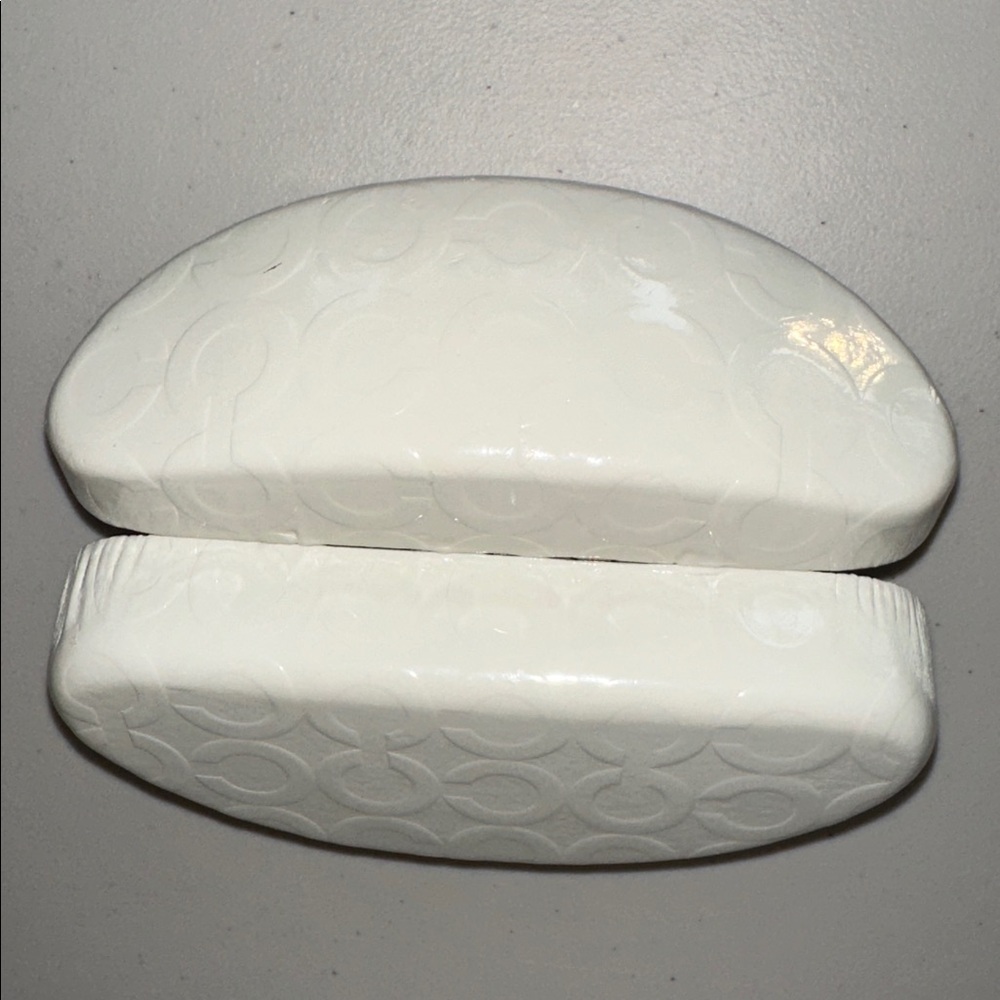 Coach Glossy Cream Eyeglasses Case. - Picture 3 of 8